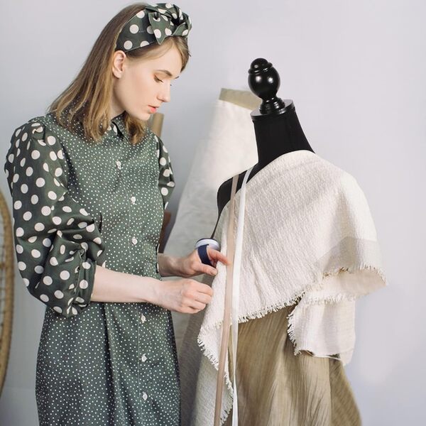 Mannequin féminin, réglable de 152 à 170 cm, torse en mousse haute densité avec trépied en bois, noir (poitrine 88 cm, tour de taille 65 cm, hanches 85,9 cm, cou 31,8 cm)