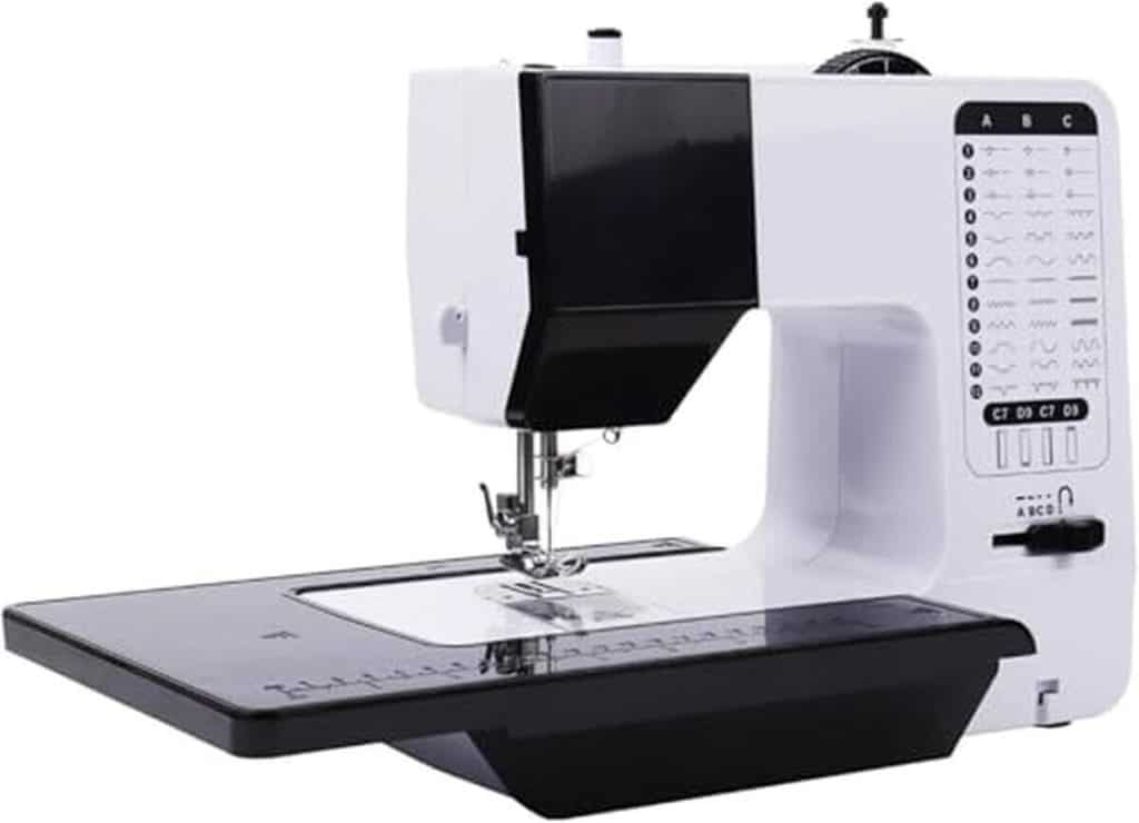 Test : machine de broderie 38 points avec table d'extension et lumière nocturne