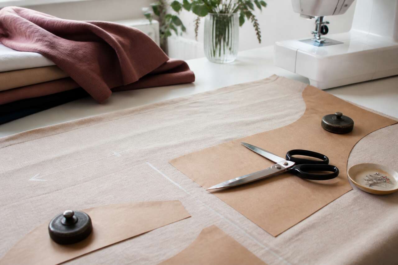 Placer le patron et couper dans le bon sens : la check-list avant ciseaux Placer le patron et couper dans le bon sens : la check-list avant ciseaux
