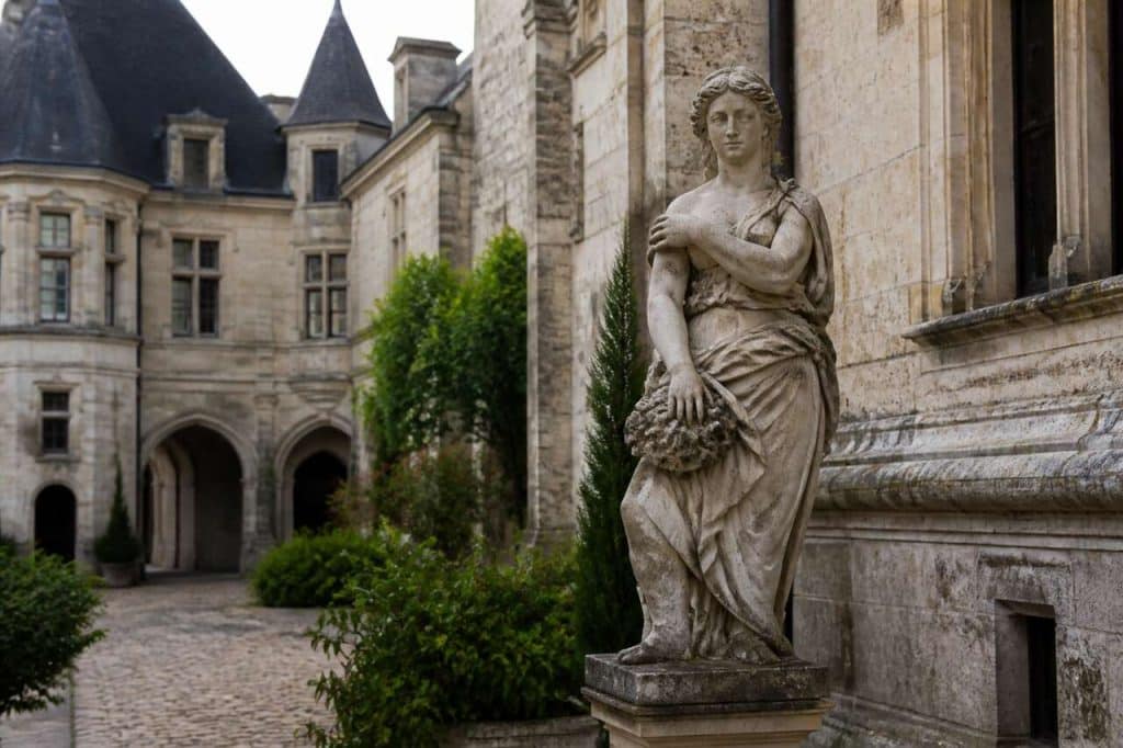 Avis sur la sculpture en son château
