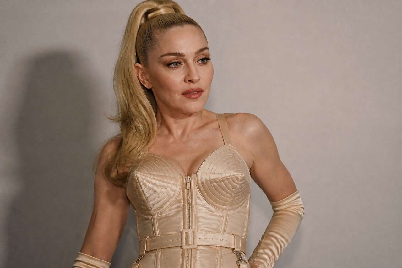 Anatomie d&rsquo;une ic&ocirc;ne: codes, coupes et symboles du bustier