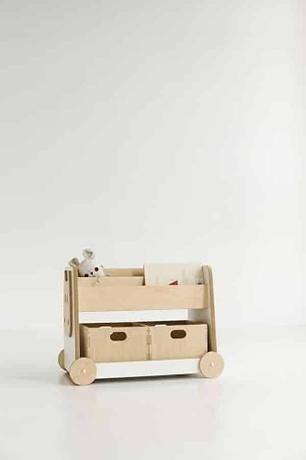 Découvrez notre test détaillé de l'étagère montessori Babywood sur roulettes : qualité, design et praticité pour l'aménagement de la chambre d'enfant.