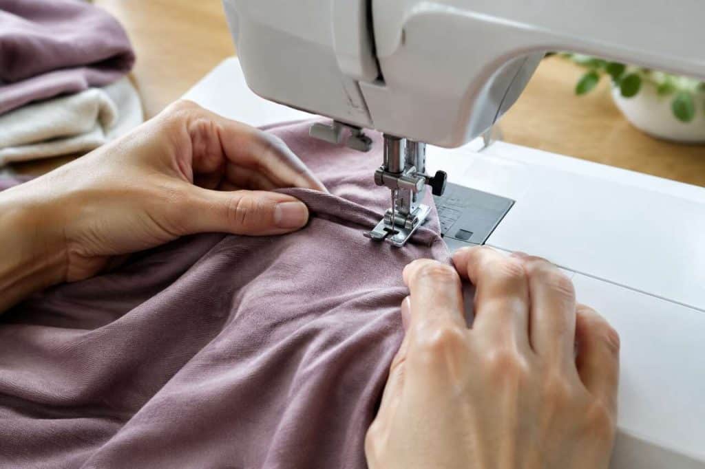 Coudre des tissus extensibles : astuces et techniques essentielles