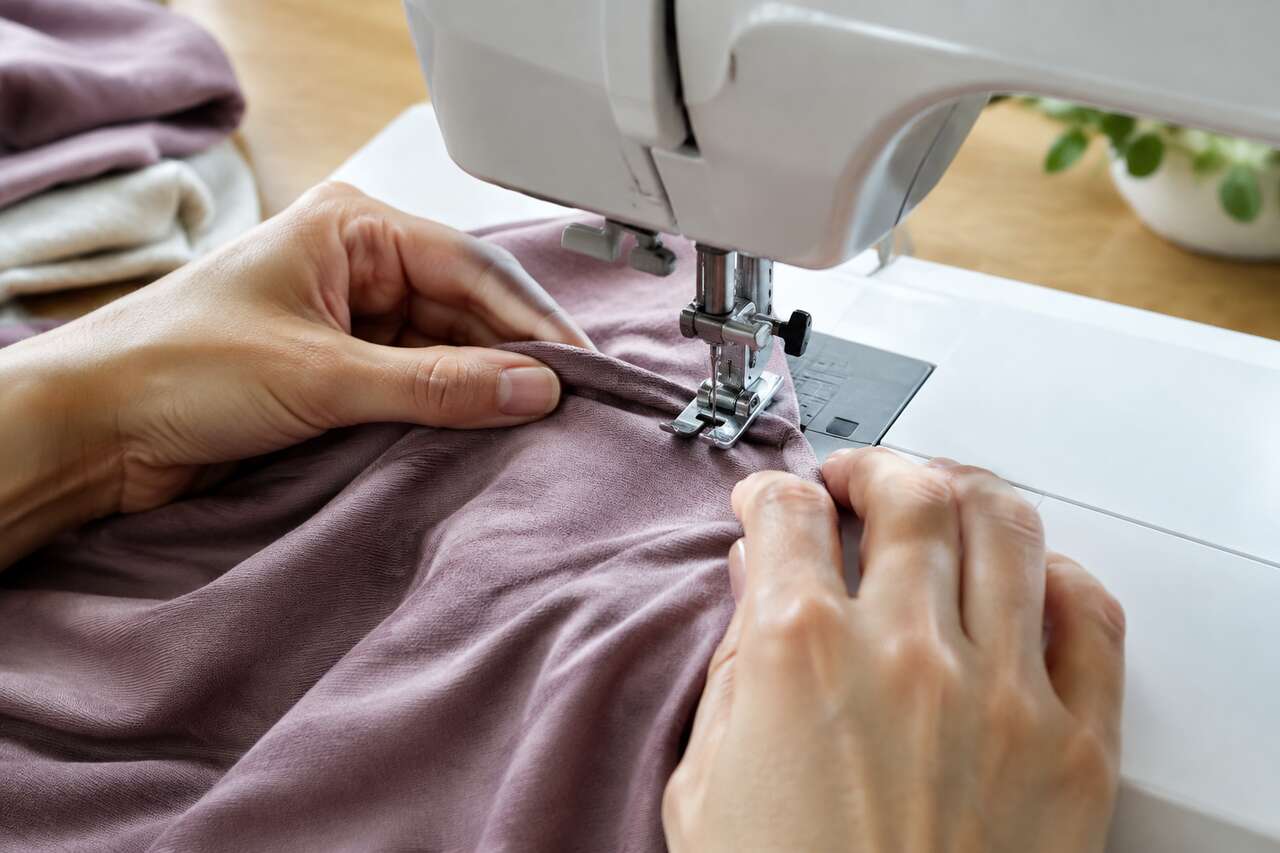 Coudre des tissus extensibles : astuces et techniques essentielles